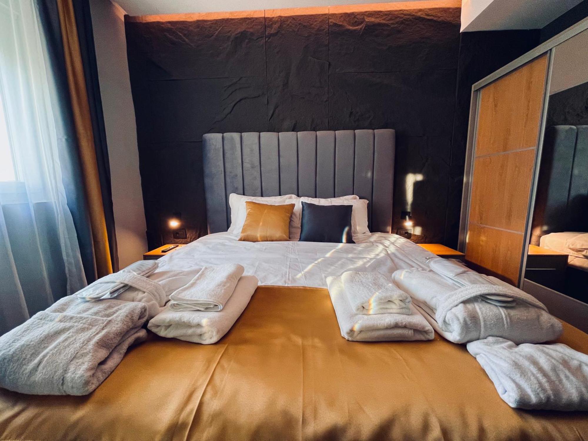 Mozaik Apartments & Spa - Modern 4-Star Apartments With Exclusive Private Spa Wellness In The City Center - Sauna, Jacuzzi, Turkish Bath - Free Parking, Wi-Fi - Rooms & Apartments Ćuprija Exteriör bild