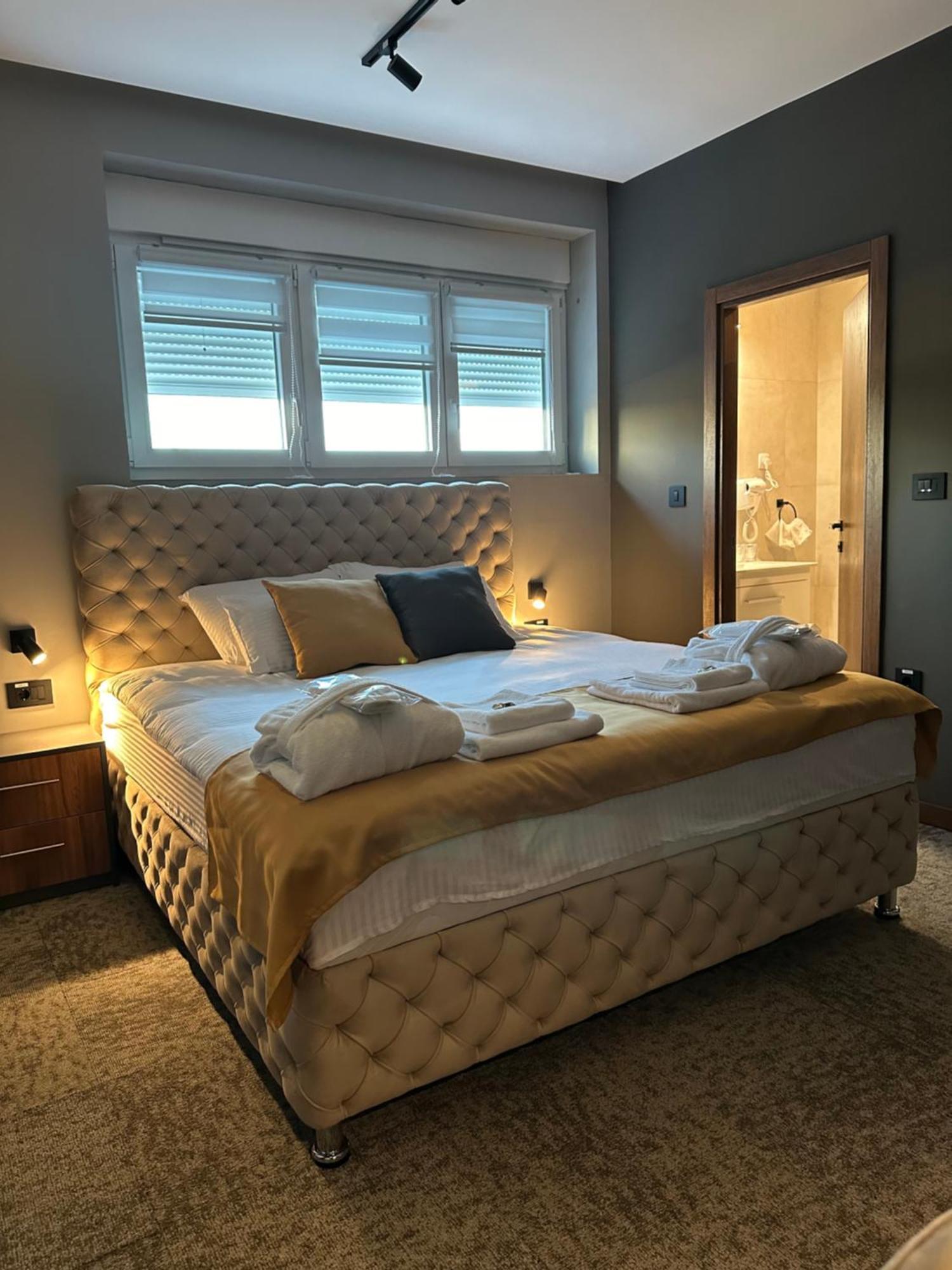 Mozaik Apartments & Spa - Modern 4-Star Apartments With Exclusive Private Spa Wellness In The City Center - Sauna, Jacuzzi, Turkish Bath - Free Parking, Wi-Fi - Rooms & Apartments Ćuprija Exteriör bild
