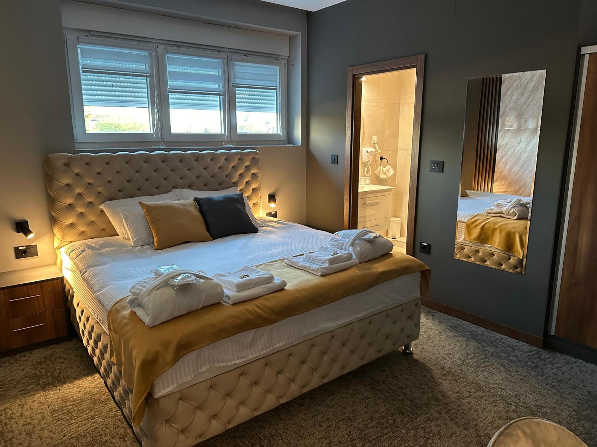 Mozaik Apartments & Spa - Modern 4-Star Apartments With Exclusive Private Spa Wellness In The City Center - Sauna, Jacuzzi, Turkish Bath - Free Parking, Wi-Fi - Rooms & Apartments Ćuprija Exteriör bild